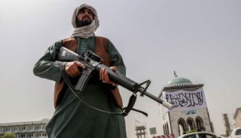 talebani sparano su folla