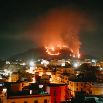 Pozzuoli incendio Monte Barbaro