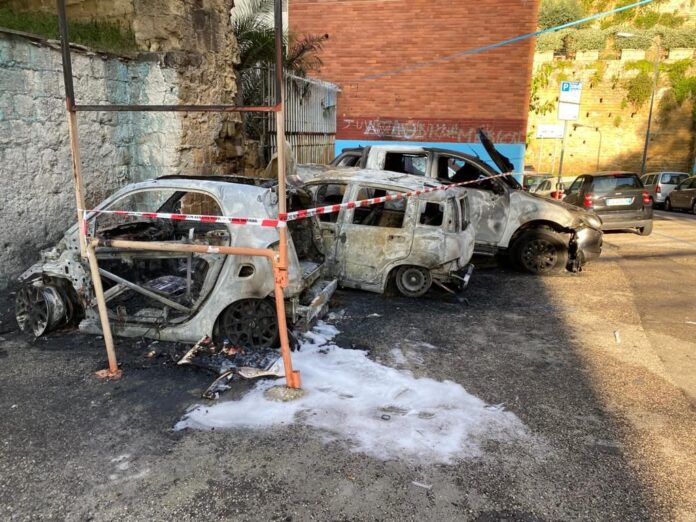 Napoli Auto incendiate parcheggiatore abusivo