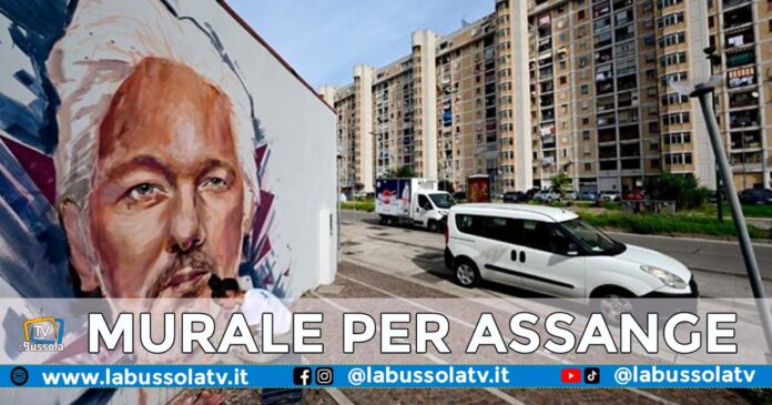 MURALE ASSANGE SCAMPIA