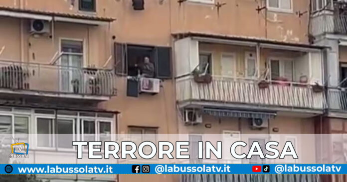 Napoli, terrore a San Giovanni a Teduccio, uomo barricato in casa