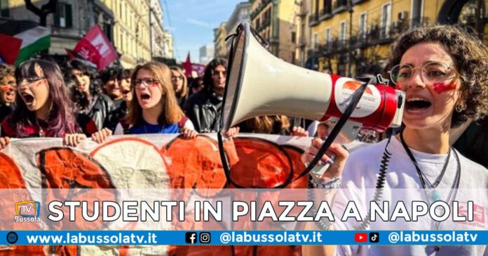 STUDENTI CORTEO NAPOLI