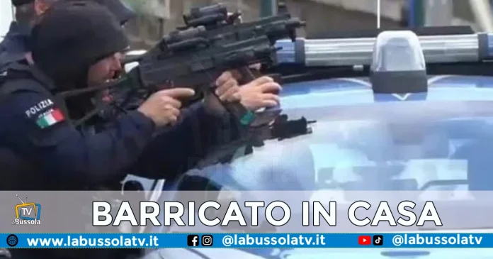 Chiaiano uomo barricato