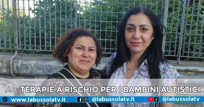 La mamma che fa la dichiarazione, Romina a sinistra, Asia Maraucci, presidente de La Battaglia di Andrea a destra