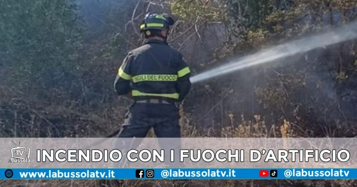 Fuochi d'artificio incendiano terreno
