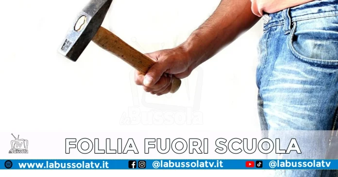 NAPOLI AGGREDISCE CON MARTELLO