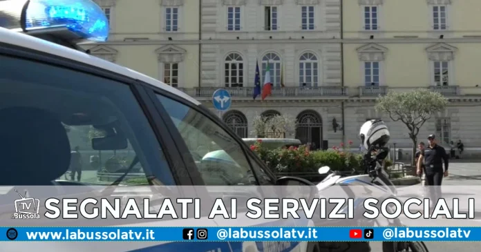 AFRAGOLA RAGAZZINI SUL TETTO