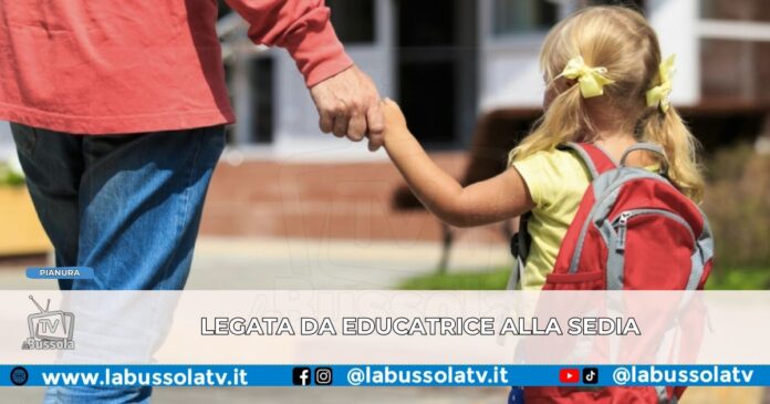 Educatrice lega bambina con una sciarpa ad una sedia a Pianura, licenziata era stata assunta da appena 4 giorni