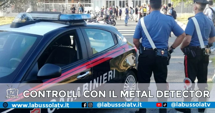 NAPOLI ARMI SCUOLA CONTROLLI METAL DETECTOR