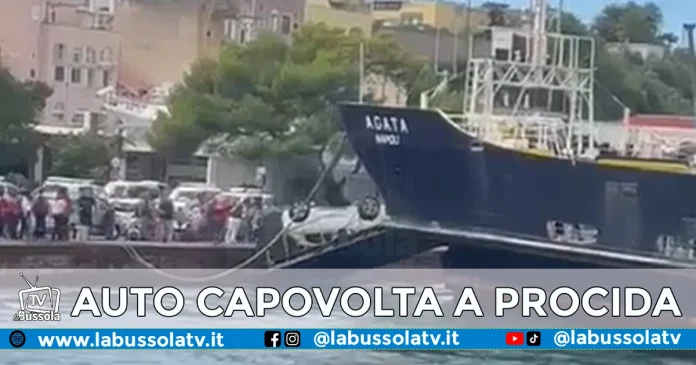 Procida auto capovolta traghetto
