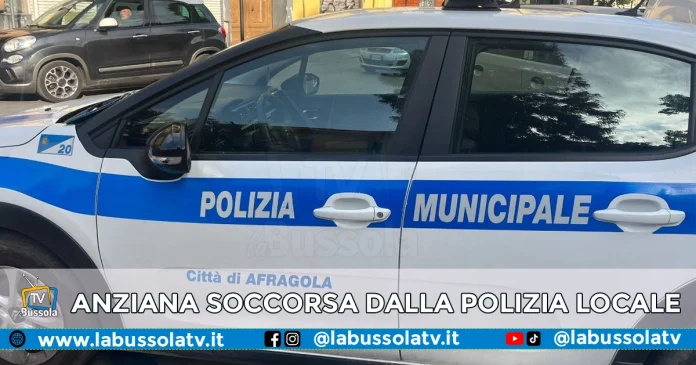 AFRAGOLA POLIZIA LOCALE SOCCORRE ANZIANA