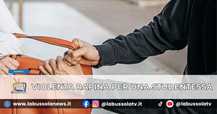 Napoli spinta e trascinata per alcuni metri da un uomo in sella ad uno scooter per una tentata rapina, ferita 19enne