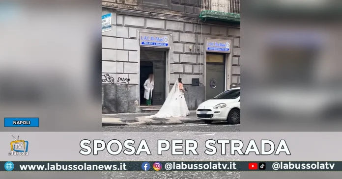 Napoli Ragazza Vestita da Sposa