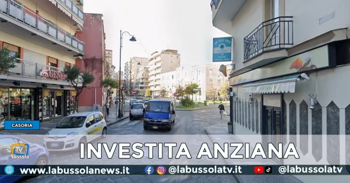 CASORIA INVESTITA ANZIANA