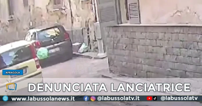 AFRAGOLA LANCIA SACCHETTO SPAZZATTURA DENUNCIATA