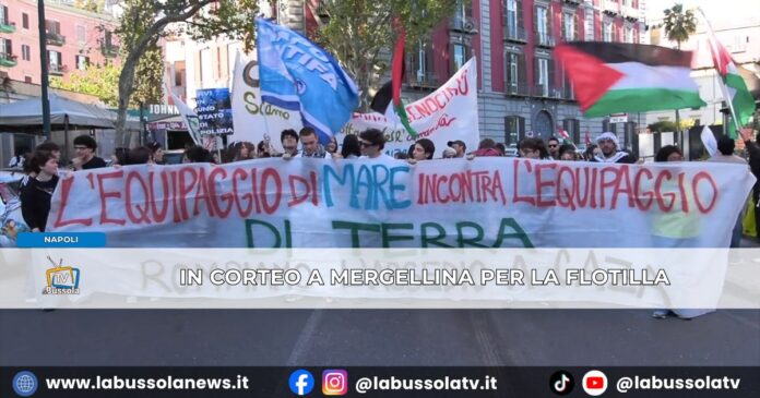LA flotilla fa sosta a napoli, destinazione gaza ieri corteo sul lungomare a sostegno delle imbarcazioni