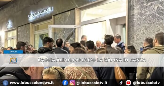 Napoli, caccia all'uomo dopo la rapina alla Credit Agricole. Clienti all'esterno della filiale per notizie sui loro beni