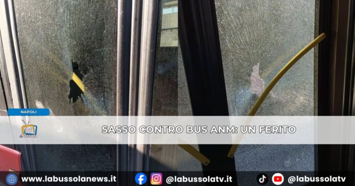 Sasso contro autobus di linea ANM a Napoli paura tra i passeggeri, vetro in frantumi. Un ferito