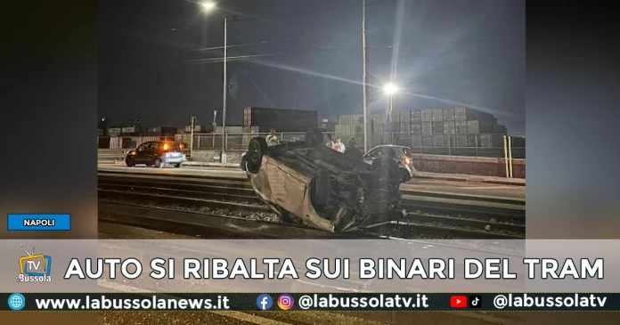NAPOLI AUTO RIBALTA SUI BINARI TRAM
