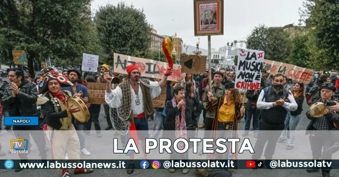 NAPOLI PROTESTA ARTISTI DI STRADA