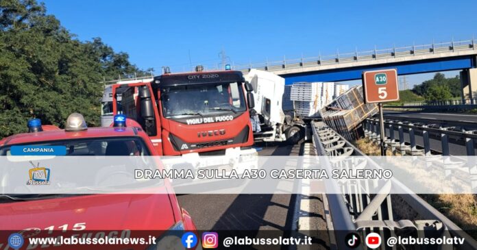 Maddaloni, drammatico schianto sull’A30 tir si ribalta dopo l’impatto con il guardrail, due uomini in gravi condizioni
