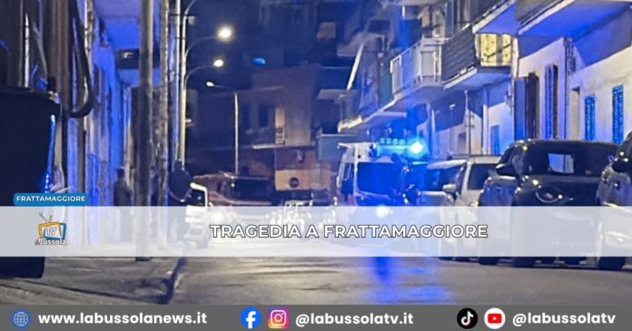 Non risponde da ore, scatta l'allarme, i vigili del fuoco sfondano la porta uomo trovato morto in casa a Frattamaggiore (1)