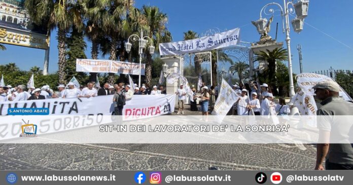 Sit-in dei lavoratori de ‘La Sonrisa’ all’esterno della struttura del ‘Castello delle Cerimonie’ “Vogliamo dignità”