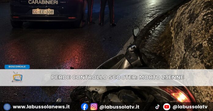 Tragedia nel napoletano, finisce contro masso dopo aver perso il controllo dello scooter morto 23enne