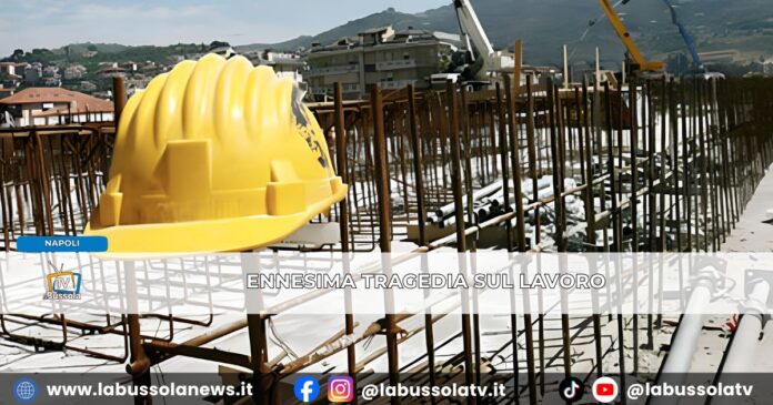 Tragedia sul lavoro in provincia di Napoli, operai cadono da impalcatura durante lavori palazzetto morto un 57enne