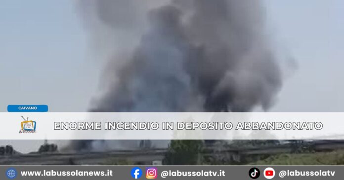 Enorme incendio a Caivano in un deposito abbandonato, nessun ferito. l’AArpac intervenuta per monitorare inquinanti
