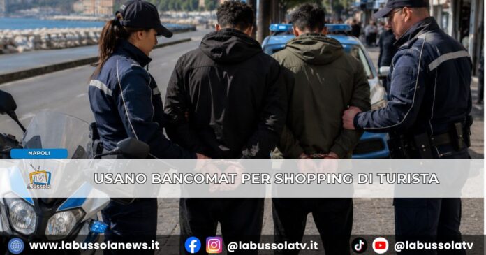 Napoli rubano borsello a turista e usano bancomat per shopping, arrestati