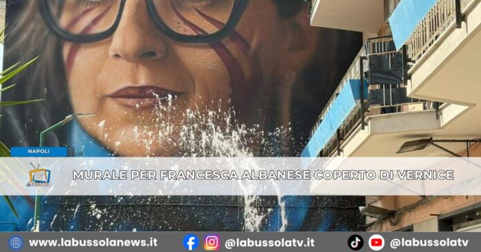 Vandalizzato il murale di Jorit dedicato a Francesca Albanese a Barra l’opera coperta di vernice