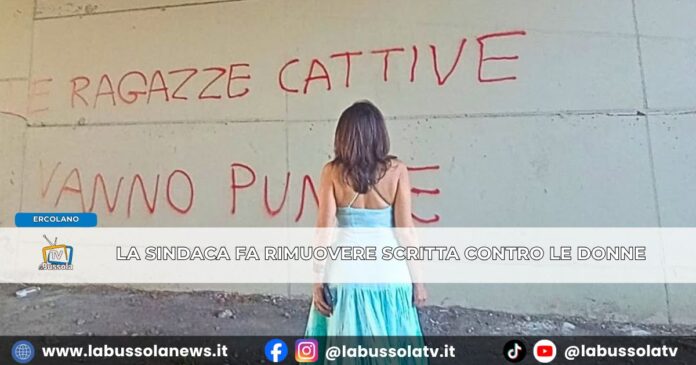 ‘Le ragazze cattive vanno punite’, scritta contro le donne, la Sindaca di Ercolano la fa rimuovere
