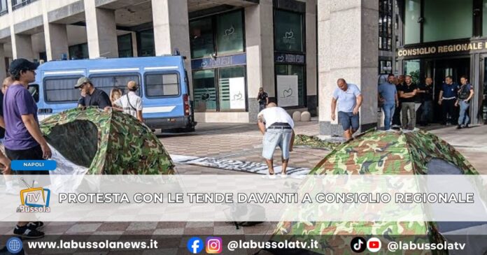 Campi Flegrei, protesta con tende davanti al Consiglio della Campania “Sostegno per gli sfollati”