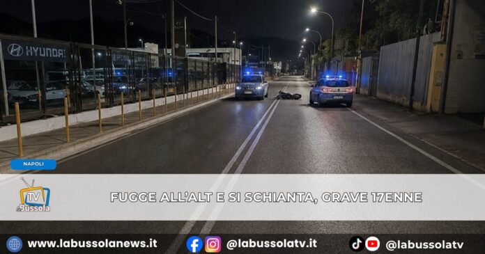 Napoli fugge allalt e finisce contro un palo, 17enne in pericolo di vita