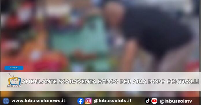 Napoli rifiuta controlli e scaraventa banco per aria, arrestato ambulante a Secondigliano