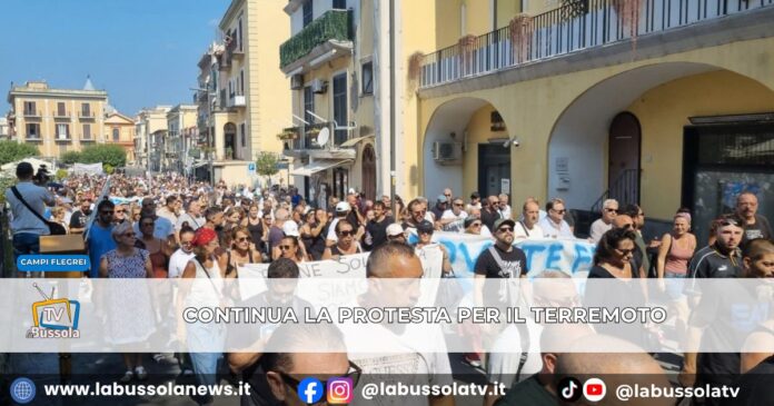 Terremoto ai Campi Flegrei, la protesta dei cittadini di Pozzuoli Domani ancora in piazza, blocchiamo tutto
