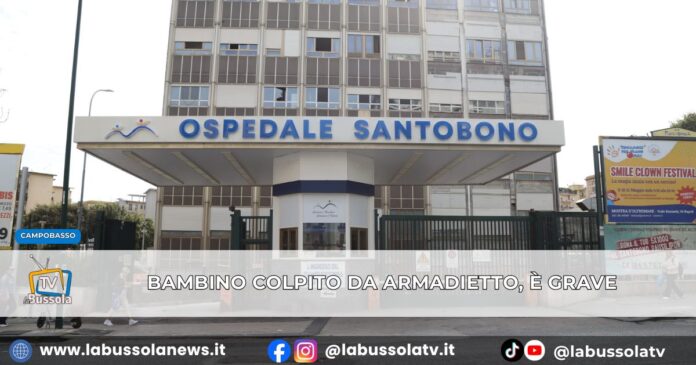 Tragedia a Campobasso, bimbo di 8 anni travolto da armadietto in un centro sportivo in gravi condizioni al Santobono