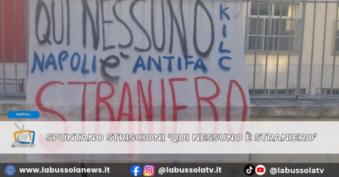 A Napoli spuntano striscioni fuori scuola _Qui nessuno è straniero__ l’appello raccolto da studenti collettivi KAOS