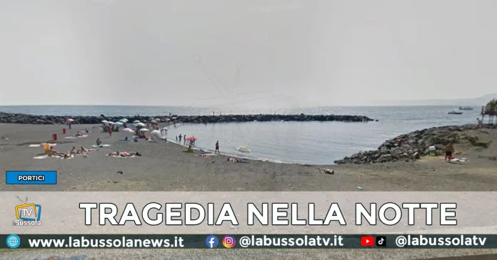 PORTICI SPIAGGIA MORTELLE UOMO ANNEGATO
